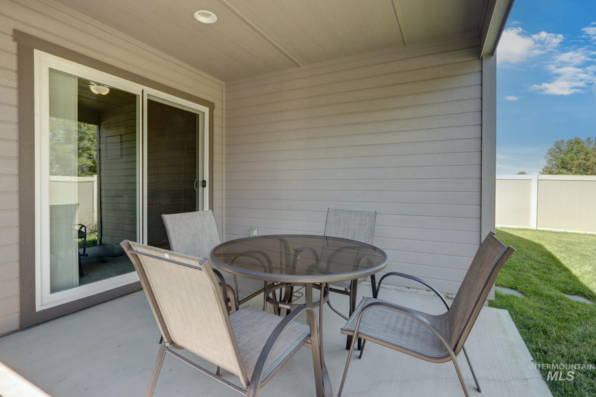 204 Crimson Cir E, Fruitland, Idaho 83619, 3 Bedrooms, 2 Bathrooms, Residential For Sale, Price $339,000, 98977871