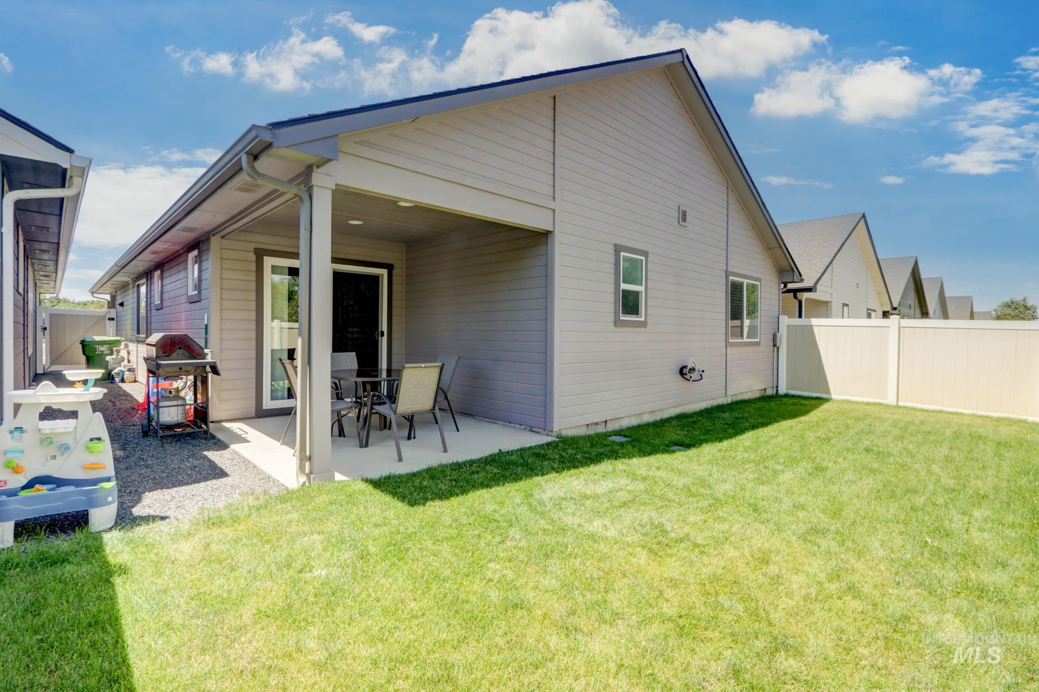 204 Crimson Cir E, Fruitland, Idaho 83619, 3 Bedrooms, 2 Bathrooms, Residential For Sale, Price $339,000, 98977871