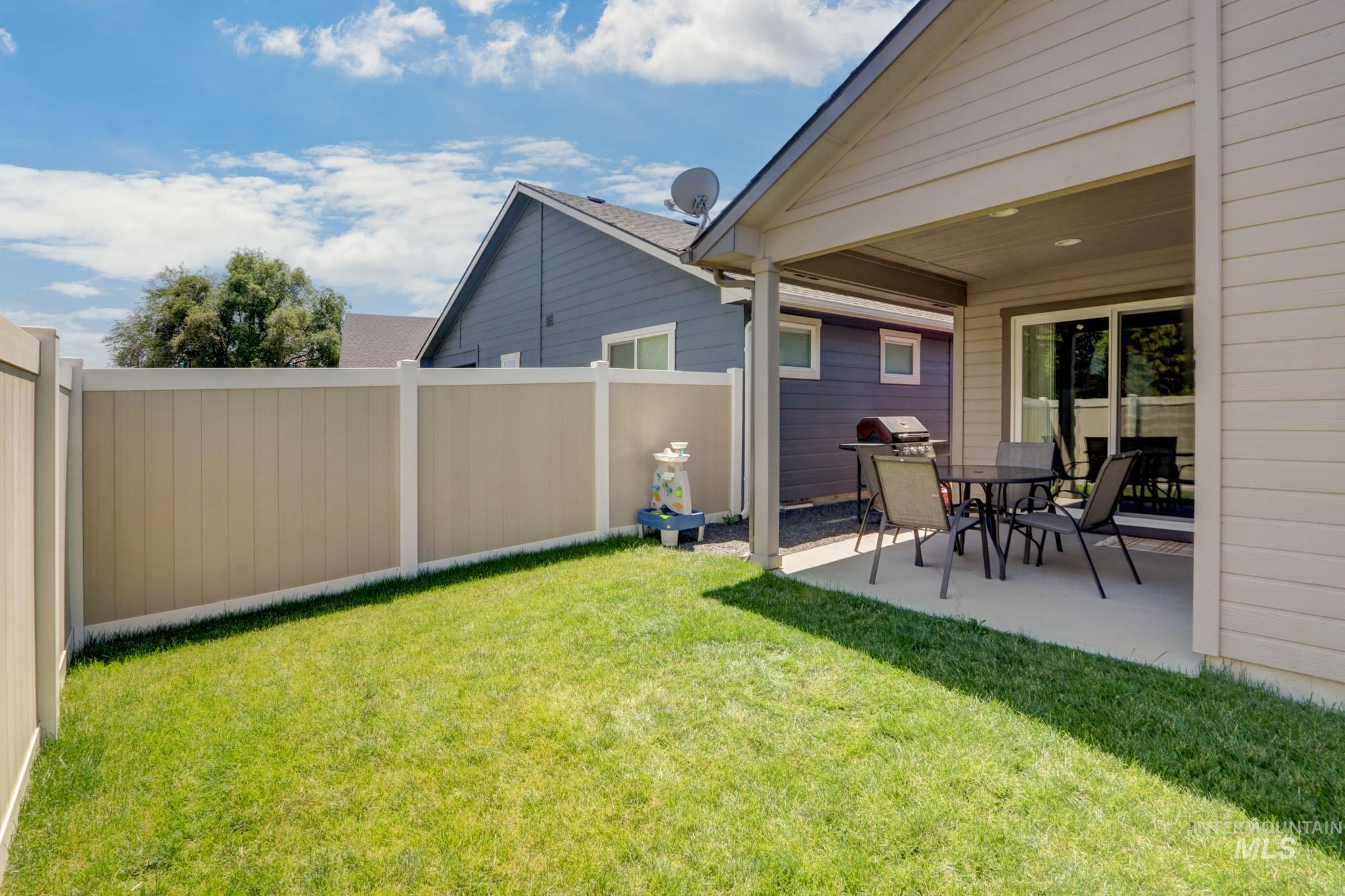 204 Crimson Cir E, Fruitland, Idaho 83619, 3 Bedrooms, 2 Bathrooms, Residential For Sale, Price $339,000, 98977871