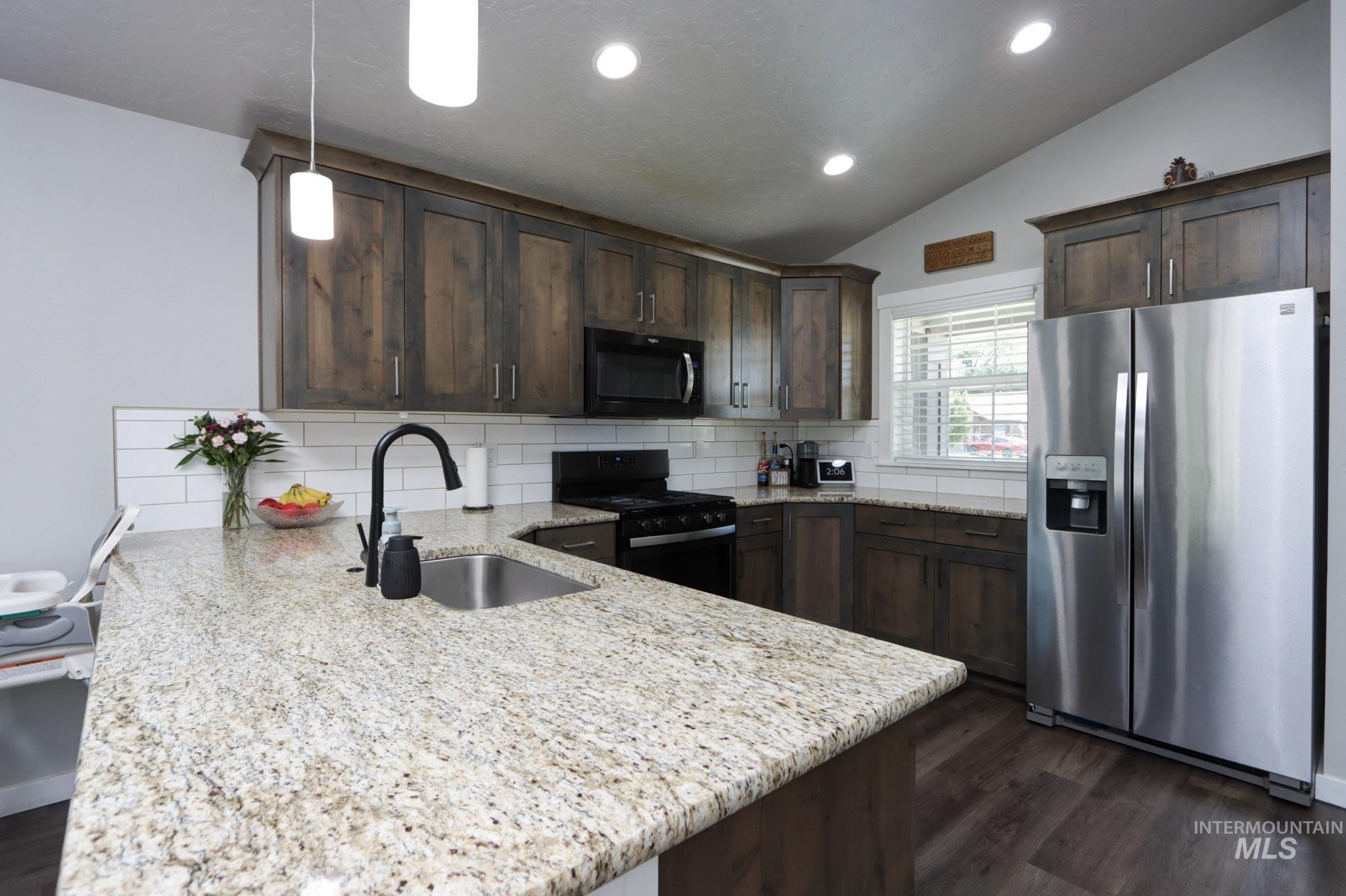 204 Crimson Cir E, Fruitland, Idaho 83619, 3 Bedrooms, 2 Bathrooms, Residential For Sale, Price $339,000, 98977871