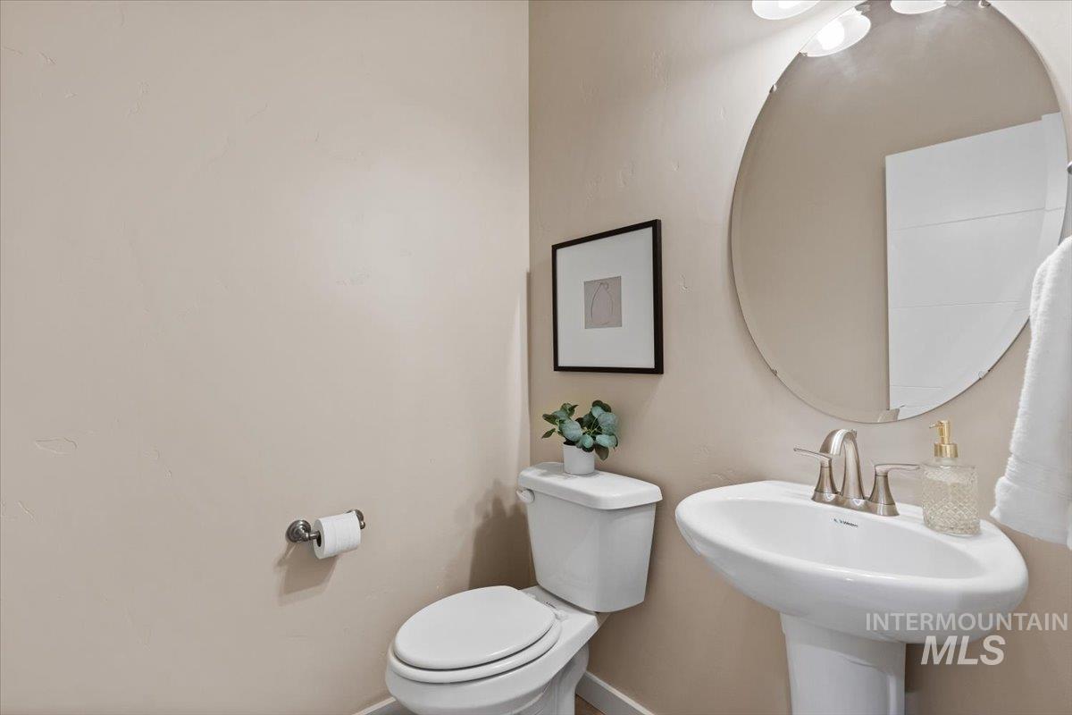 19927 N Glenisla Place, Boise, Idaho 83714, 5 Bedrooms, 2.5 Bathrooms, Residential For Sale, Price $785,000,MLS 98977874