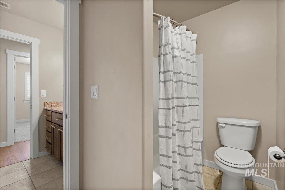 19927 N Glenisla Place, Boise, Idaho 83714, 5 Bedrooms, 2.5 Bathrooms, Residential For Sale, Price $785,000,MLS 98977874