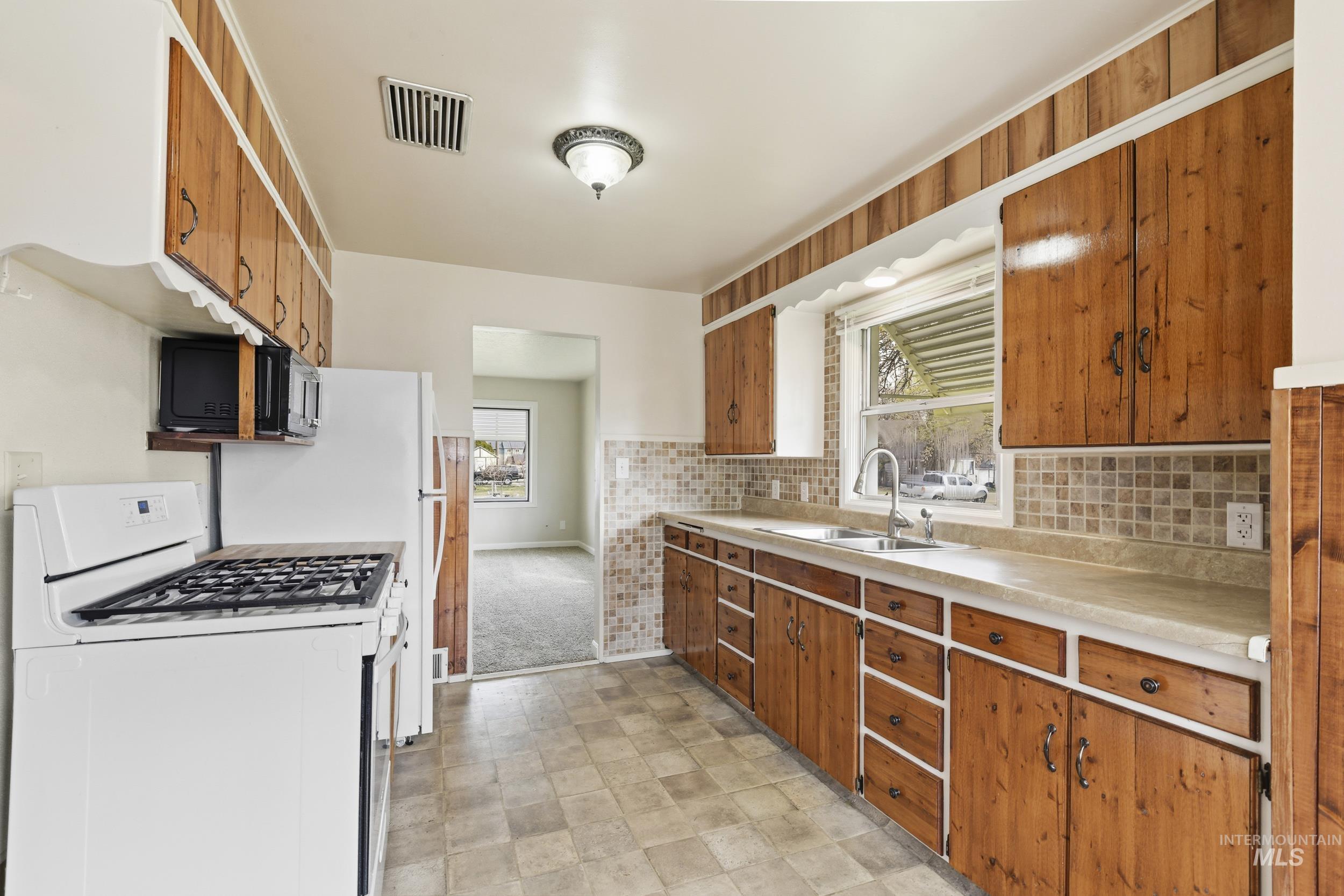 303 W Hazel Street, Caldwell, Idaho 83605, 4 Bedrooms, 2 Bathrooms, Residential For Sale, Price $359,900,MLS 98977880