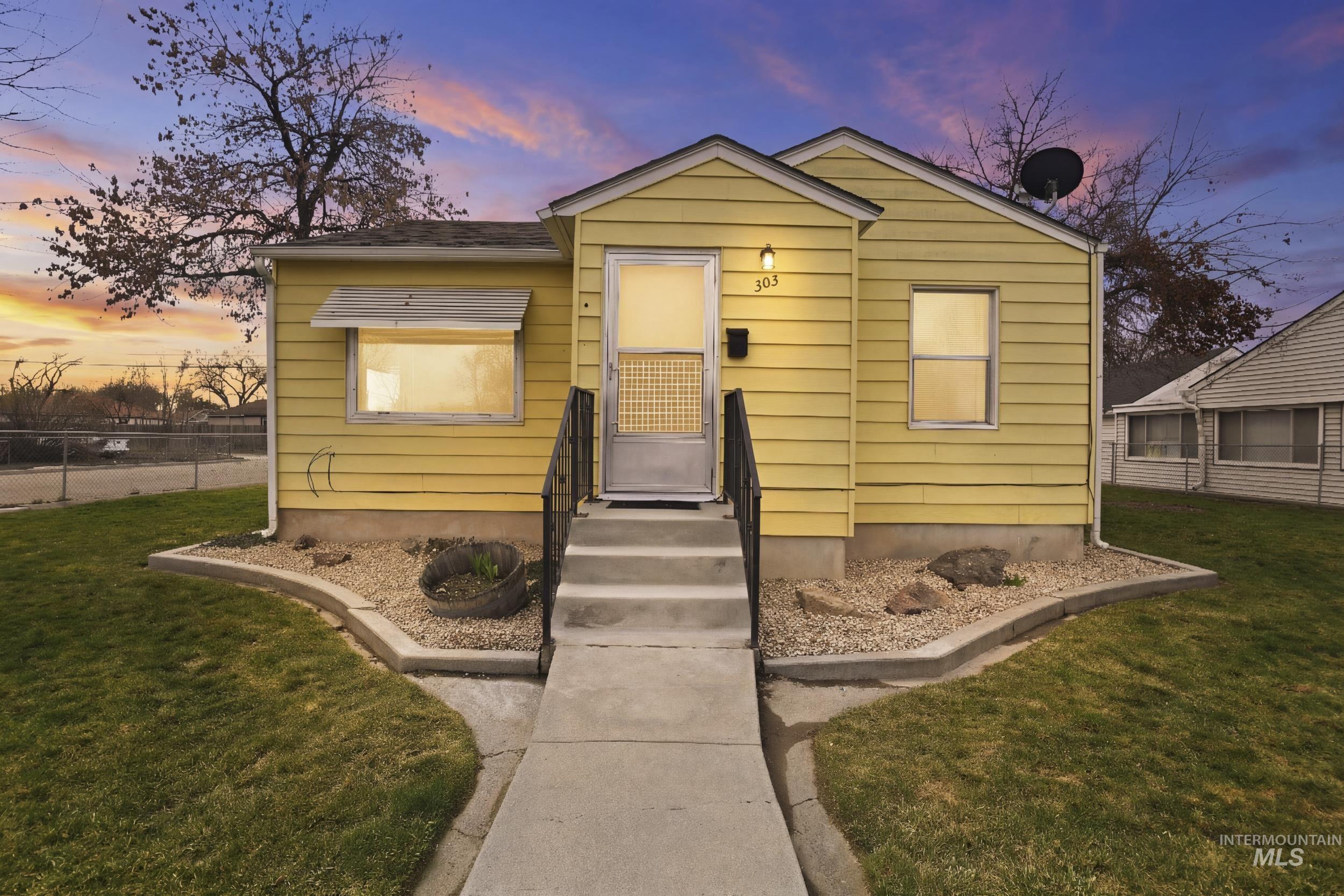 303 W Hazel Street, Caldwell, Idaho 83605, 2 Bedrooms, 1 Bathroom, Residential Income For Sale, Price $359,900,MLS 98977881