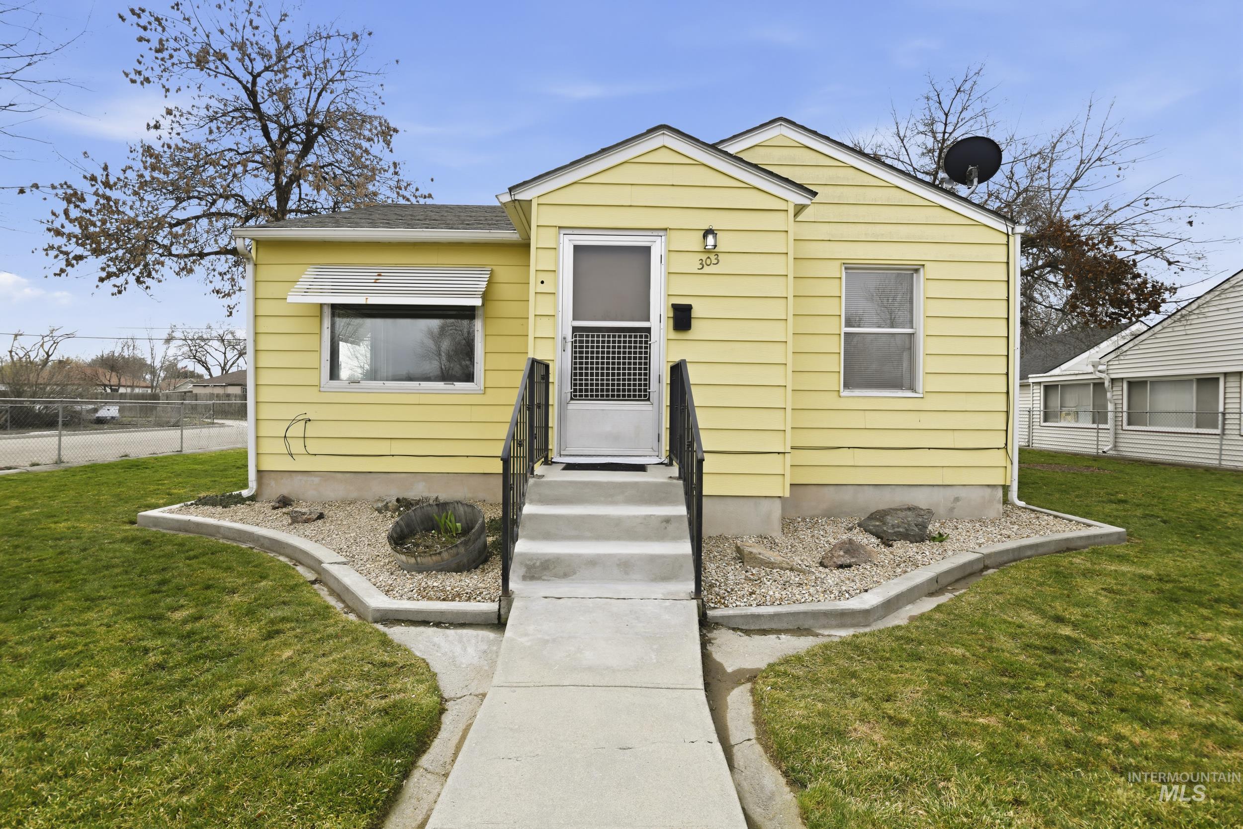 303 W Hazel Street, Caldwell, Idaho 83605, 2 Bedrooms, 1 Bathroom, Residential Income For Sale, Price $359,900, 98977881