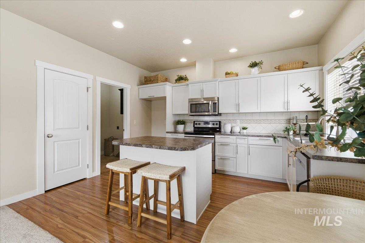 1064 N Lightning Pl., Meridian, Idaho 83642, 3 Bedrooms, 2.5 Bathrooms, Residential For Sale, Price $375,000,MLS 98977897