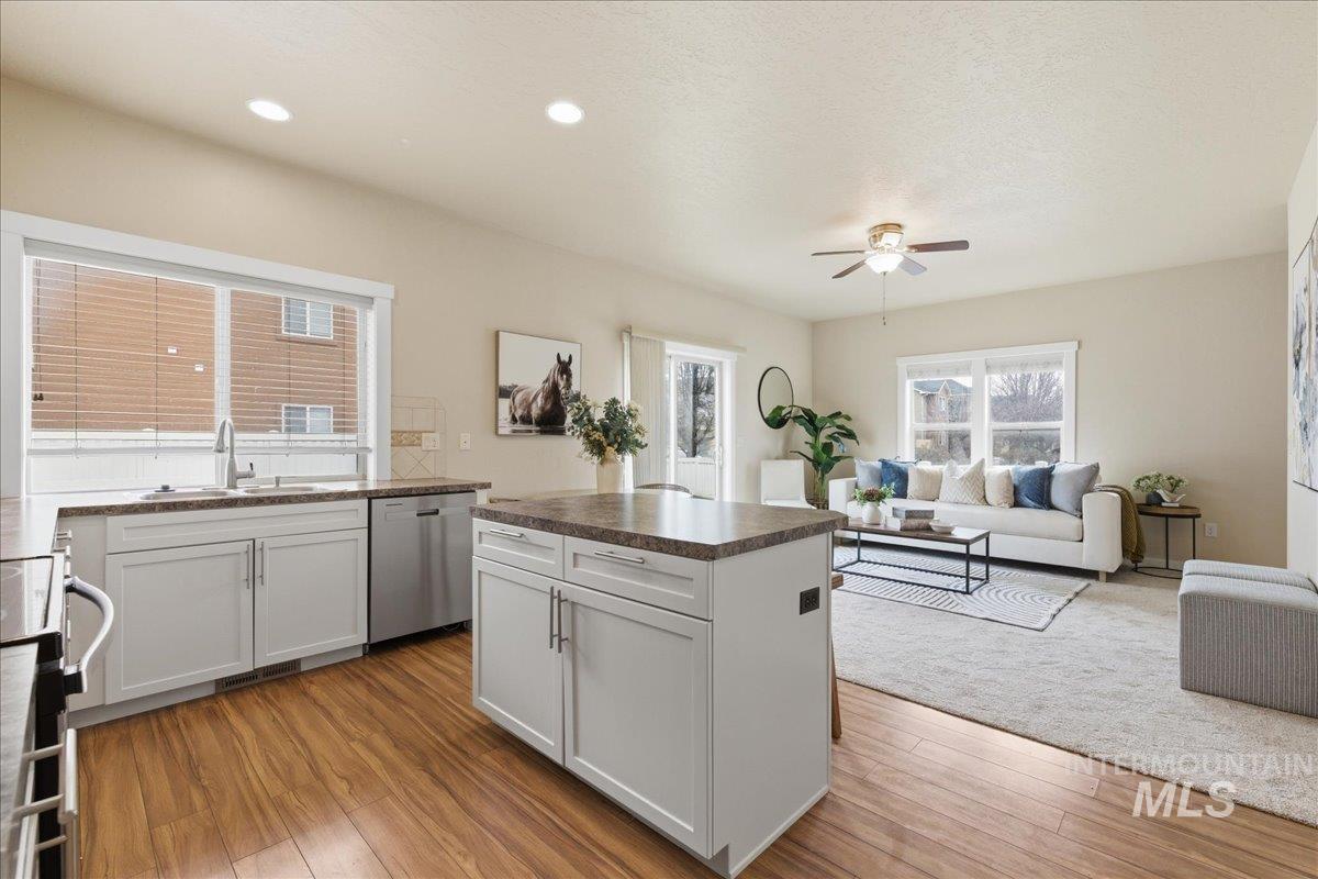 1064 N Lightning Pl., Meridian, Idaho 83642, 3 Bedrooms, 2.5 Bathrooms, Residential For Sale, Price $375,000,MLS 98977897