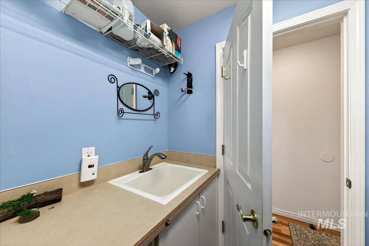 8007 W Scardale Ct, Boise, Idaho 83704, 5 Bedrooms, 4 Bathrooms, Residential For Sale, Price $799,000,MLS 98977902