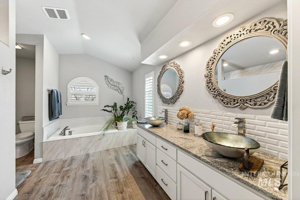 8007 W Scardale Ct, Boise, Idaho 83704, 5 Bedrooms, 4 Bathrooms, Residential For Sale, Price $799,000,MLS 98977902