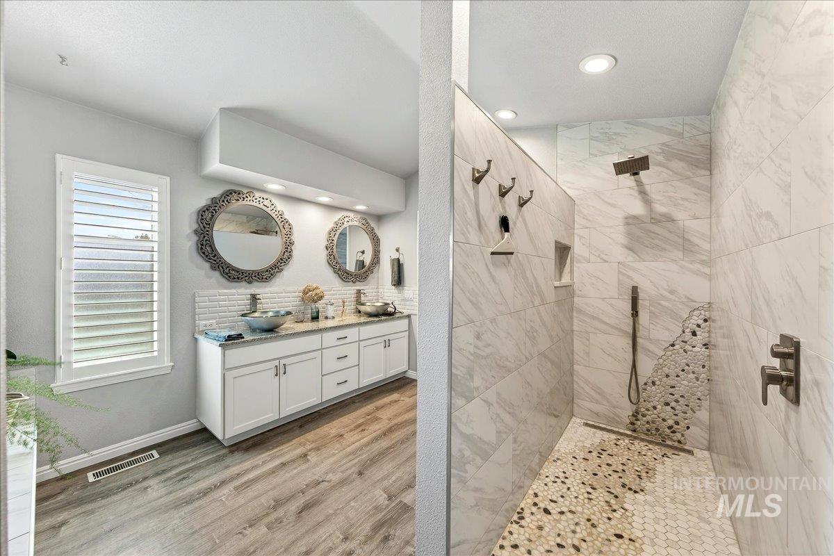 8007 W Scardale Ct, Boise, Idaho 83704, 5 Bedrooms, 4 Bathrooms, Residential For Sale, Price $799,000,MLS 98977902