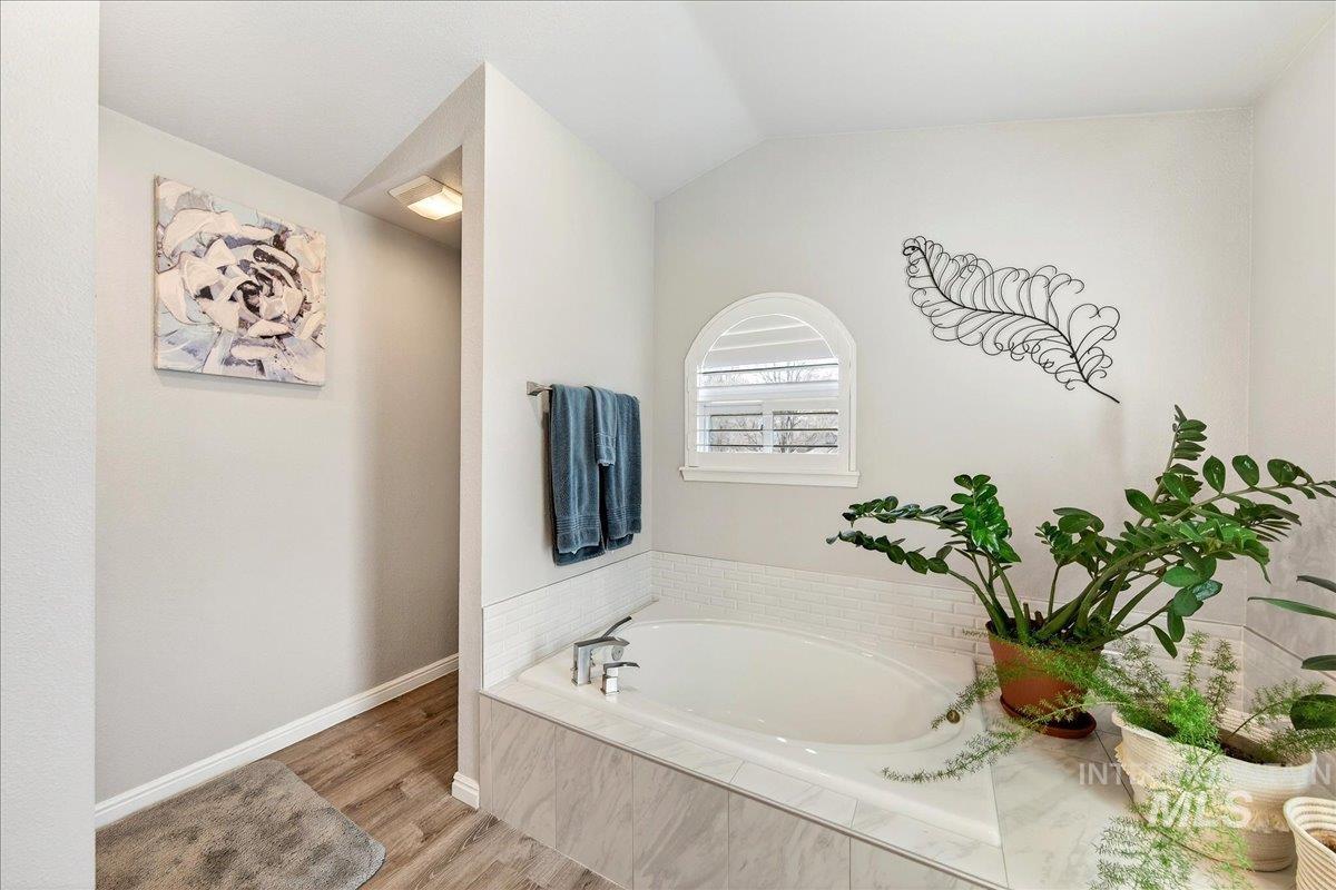 8007 W Scardale Ct, Boise, Idaho 83704, 5 Bedrooms, 4 Bathrooms, Residential For Sale, Price $799,000,MLS 98977902