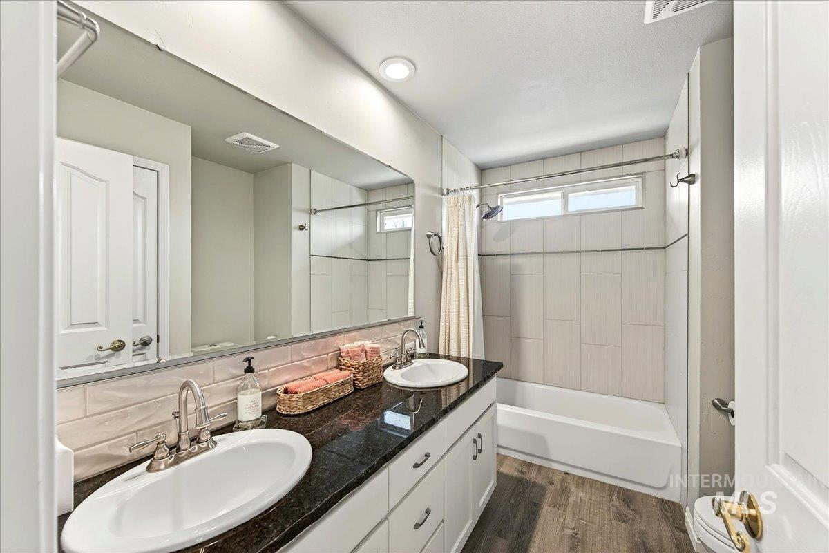 8007 W Scardale Ct, Boise, Idaho 83704, 5 Bedrooms, 4 Bathrooms, Residential For Sale, Price $799,000,MLS 98977902