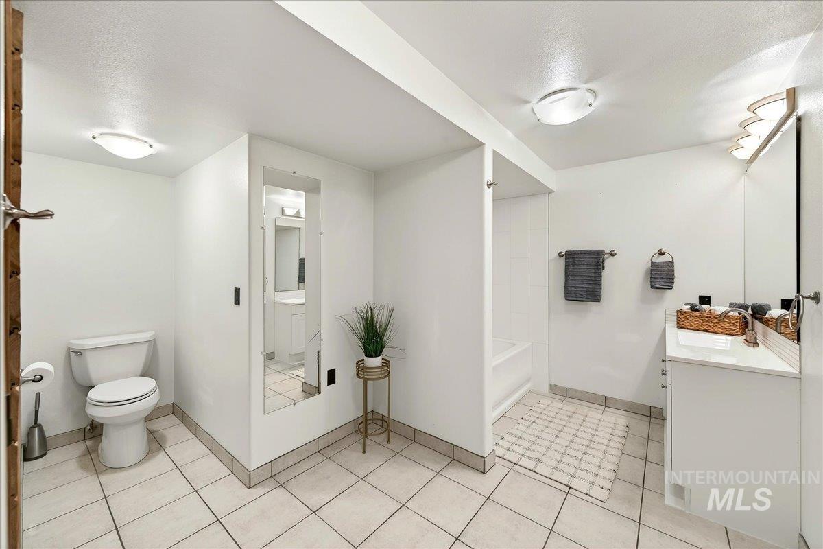 8007 W Scardale Ct, Boise, Idaho 83704, 5 Bedrooms, 4 Bathrooms, Residential For Sale, Price $799,000,MLS 98977902