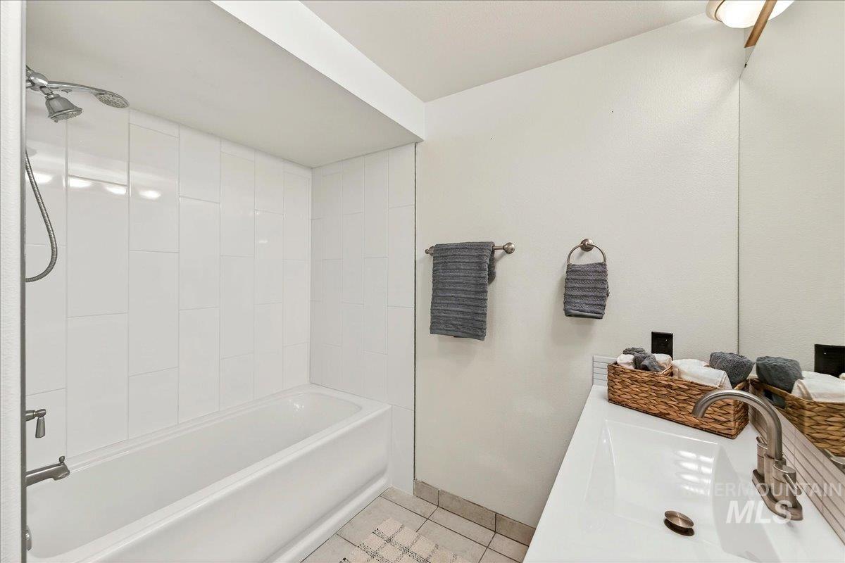 8007 W Scardale Ct, Boise, Idaho 83704, 5 Bedrooms, 4 Bathrooms, Residential For Sale, Price $799,000,MLS 98977902