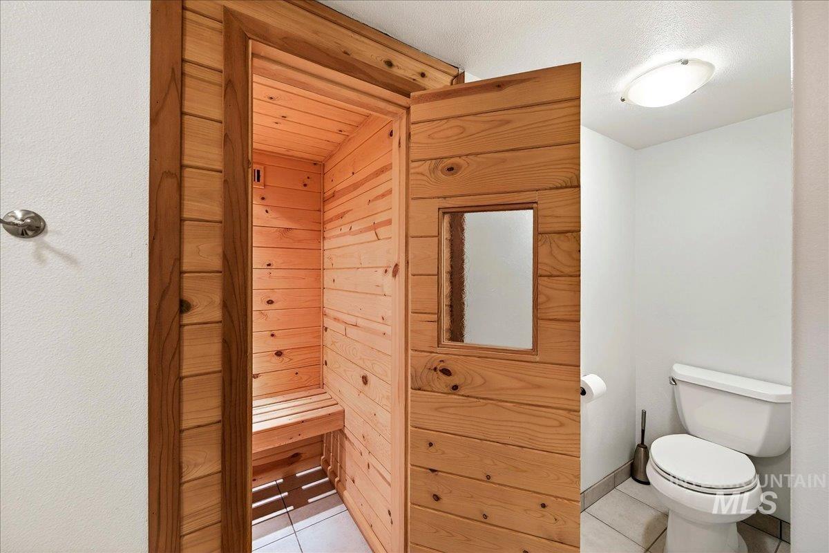 8007 W Scardale Ct, Boise, Idaho 83704, 5 Bedrooms, 4 Bathrooms, Residential For Sale, Price $799,000,MLS 98977902