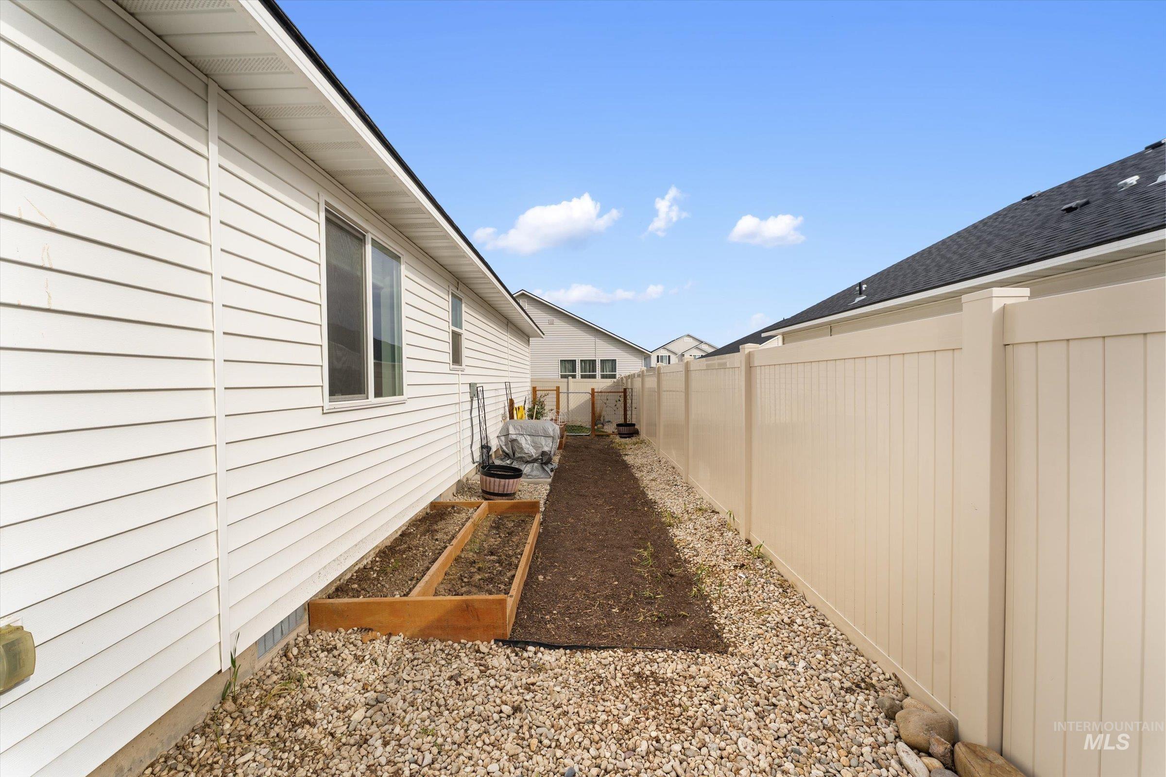 12798 Devonshire St, Caldwell, Idaho 83607, 4 Bedrooms, 2 Bathrooms, Residential For Sale, Price $412,000,MLS 98977904