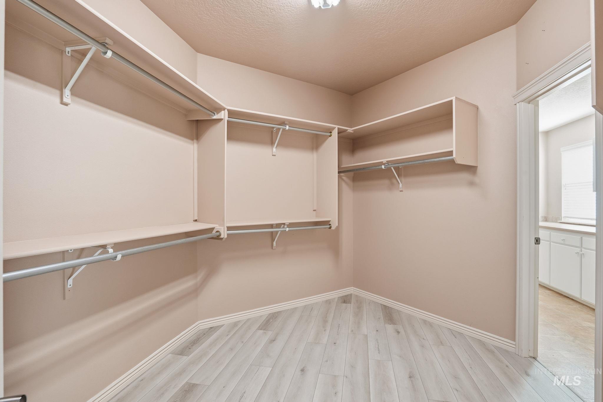 1007 W Oakhampton Drive, Eagle, Idaho 83616-6783, 5 Bedrooms, 3 Bathrooms, Residential For Sale, Price $1,182,000,MLS 98977905