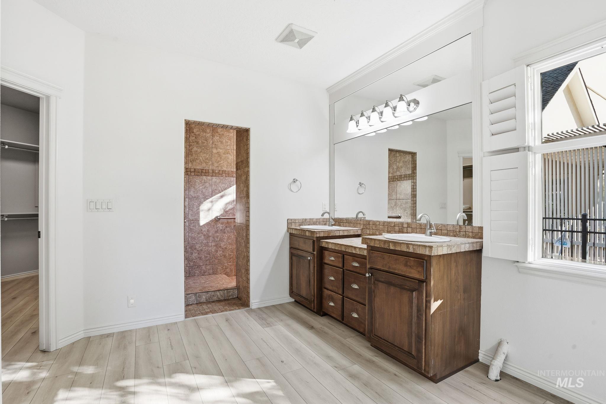 1007 W Oakhampton Drive, Eagle, Idaho 83616-6783, 5 Bedrooms, 3 Bathrooms, Residential For Sale, Price $1,182,000,MLS 98977905