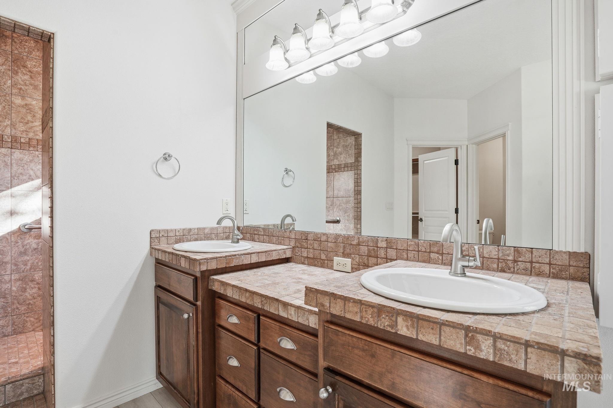 1007 W Oakhampton Drive, Eagle, Idaho 83616-6783, 5 Bedrooms, 3 Bathrooms, Residential For Sale, Price $1,182,000,MLS 98977905