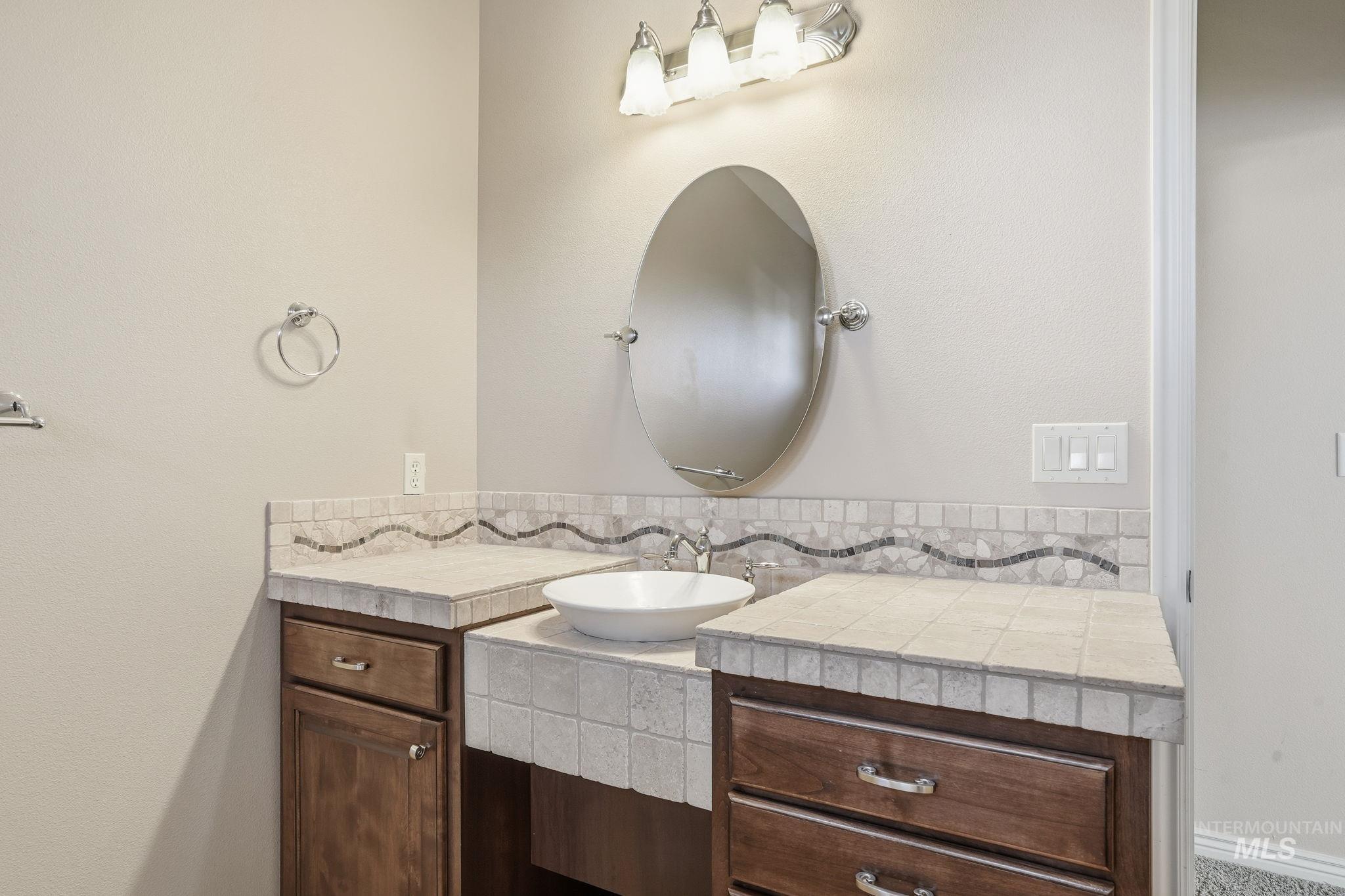 1007 W Oakhampton Drive, Eagle, Idaho 83616-6783, 5 Bedrooms, 3 Bathrooms, Residential For Sale, Price $1,182,000,MLS 98977905