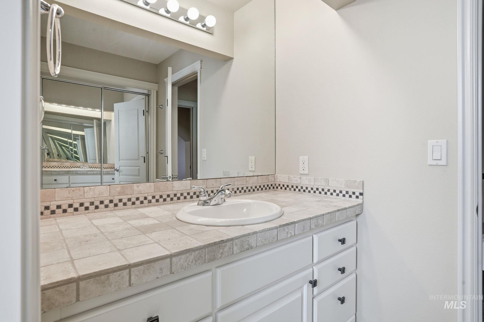 1007 W Oakhampton Drive, Eagle, Idaho 83616-6783, 5 Bedrooms, 3 Bathrooms, Residential For Sale, Price $1,182,000,MLS 98977905