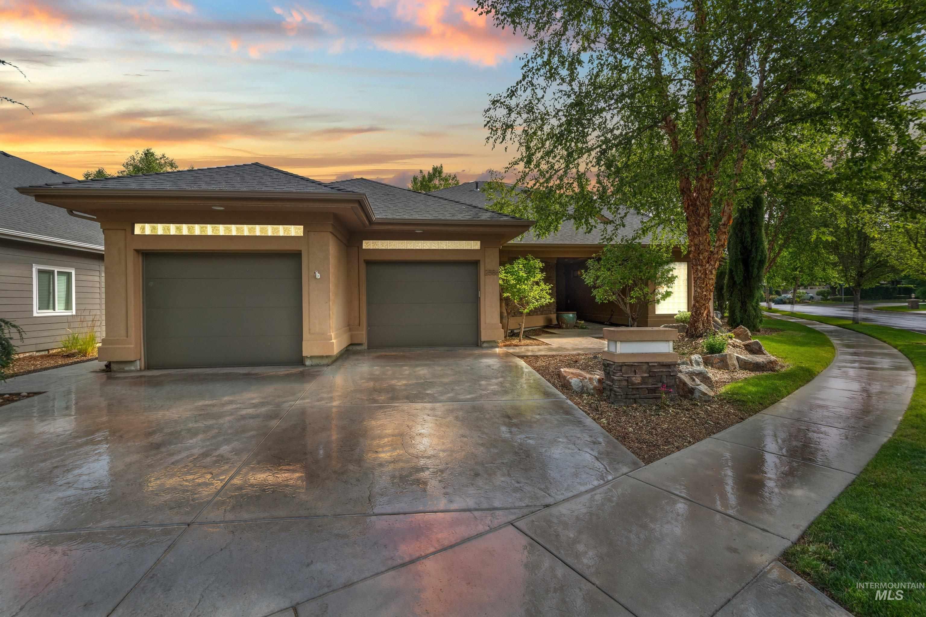 2586 S Creek Pointe Lane, Eagle, Idaho 83616, 3 Bedrooms, 3 Bathrooms, Residential For Sale, Price $799,000,MLS 98977910