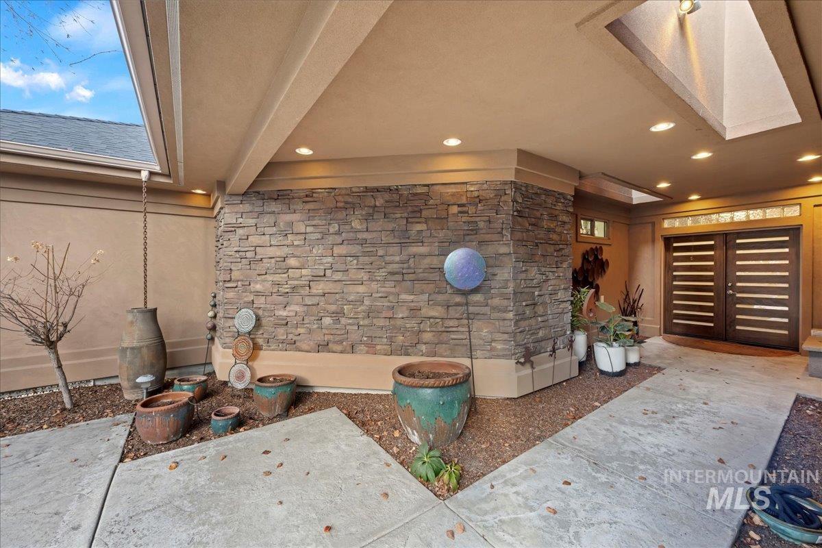 2586 S Creek Pointe Lane, Eagle, Idaho 83616, 3 Bedrooms, 3 Bathrooms, Residential For Sale, Price $849,900, 98977910