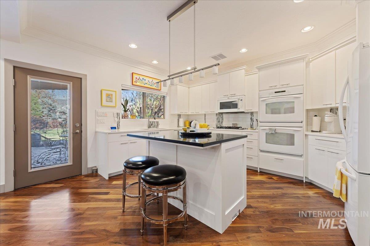 2586 S Creek Pointe Lane, Eagle, Idaho 83616, 3 Bedrooms, 3 Bathrooms, Residential For Sale, Price $849,900, 98977910