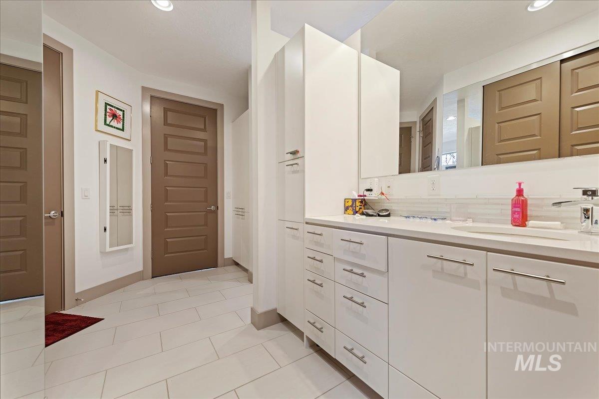 2586 S Creek Pointe Lane, Eagle, Idaho 83616, 3 Bedrooms, 3 Bathrooms, Residential For Sale, Price $849,900, 98977910