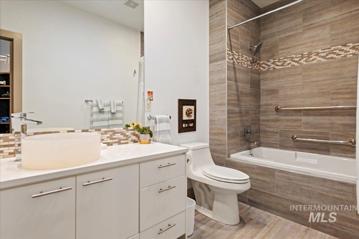 2586 S Creek Pointe Lane, Eagle, Idaho 83616, 3 Bedrooms, 3 Bathrooms, Residential For Sale, Price $849,900, 98977910