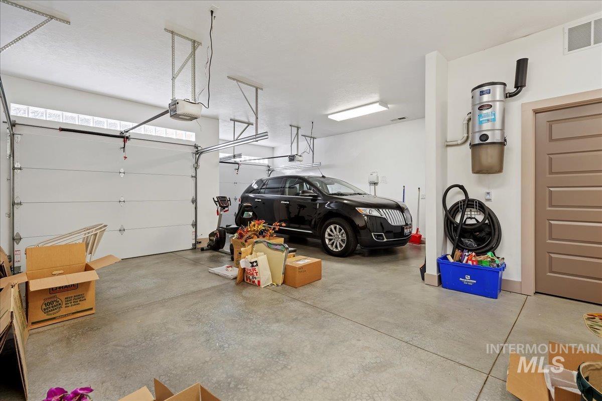 2586 S Creek Pointe Lane, Eagle, Idaho 83616, 3 Bedrooms, 3 Bathrooms, Residential For Sale, Price $849,900, 98977910