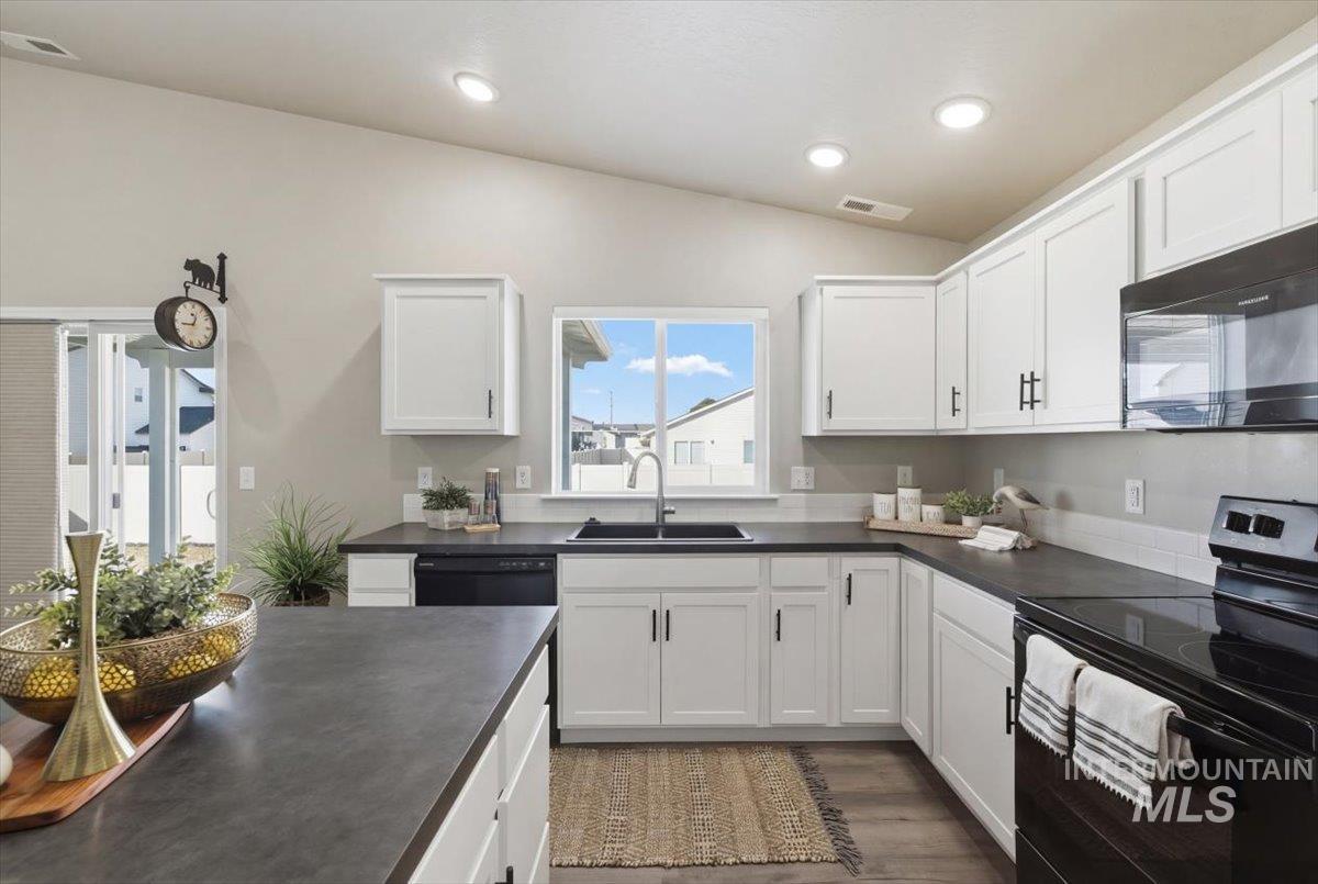 17627 N Helmer Ave, Nampa, Idaho 83687, 4 Bedrooms, 2 Bathrooms, Residential For Sale, Price $419,900,MLS 98977912