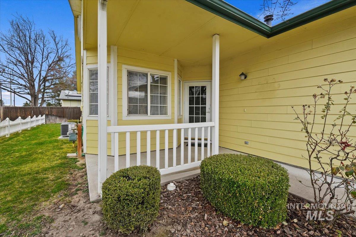 9184 W Tudor Ct, Boise, Idaho 83704, 2 Bedrooms, 2 Bathrooms, Residential For Sale, Price $387,500,MLS 98977925