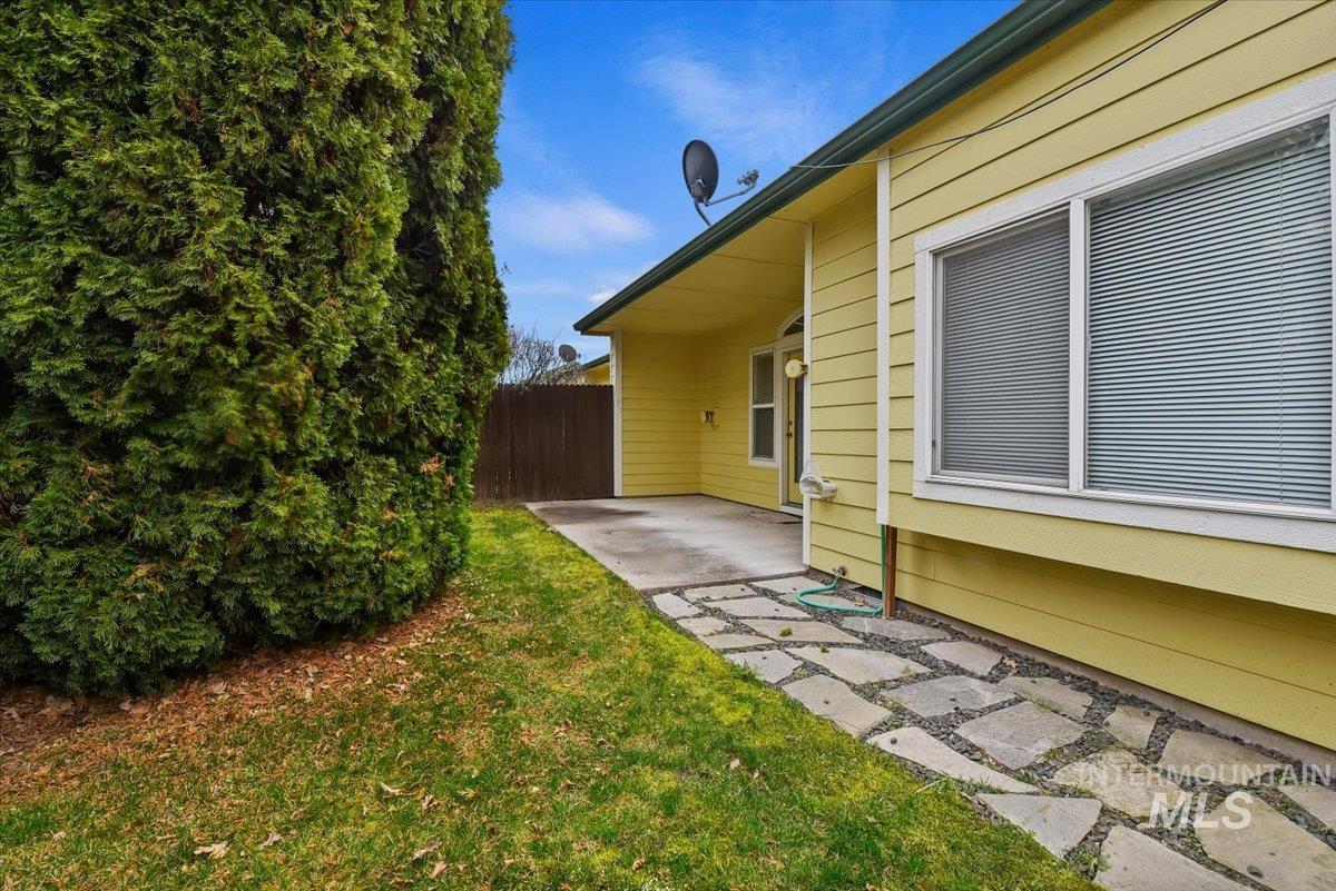 9184 W Tudor Ct, Boise, Idaho 83704, 2 Bedrooms, 2 Bathrooms, Residential For Sale, Price $387,500,MLS 98977925