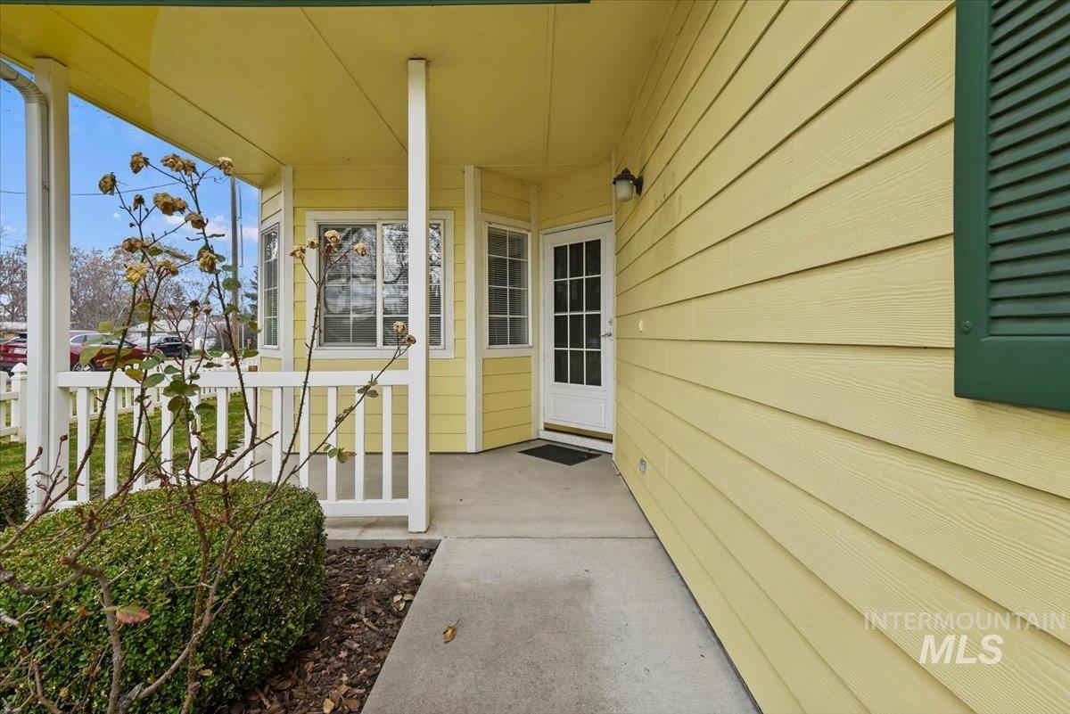 9184 W Tudor Ct, Boise, Idaho 83704, 2 Bedrooms, 2 Bathrooms, Residential For Sale, Price $387,500,MLS 98977925