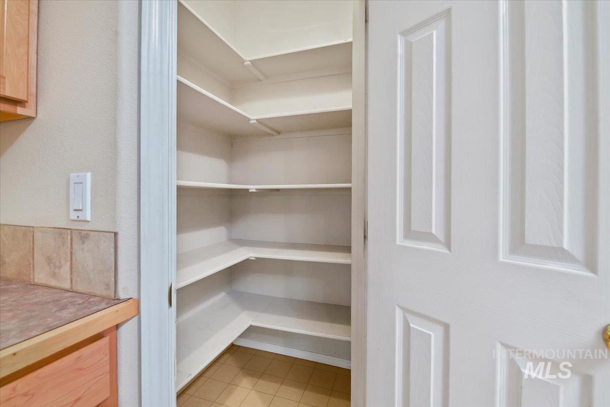 9184 W Tudor Ct, Boise, Idaho 83704, 2 Bedrooms, 2 Bathrooms, Residential For Sale, Price $387,500,MLS 98977925