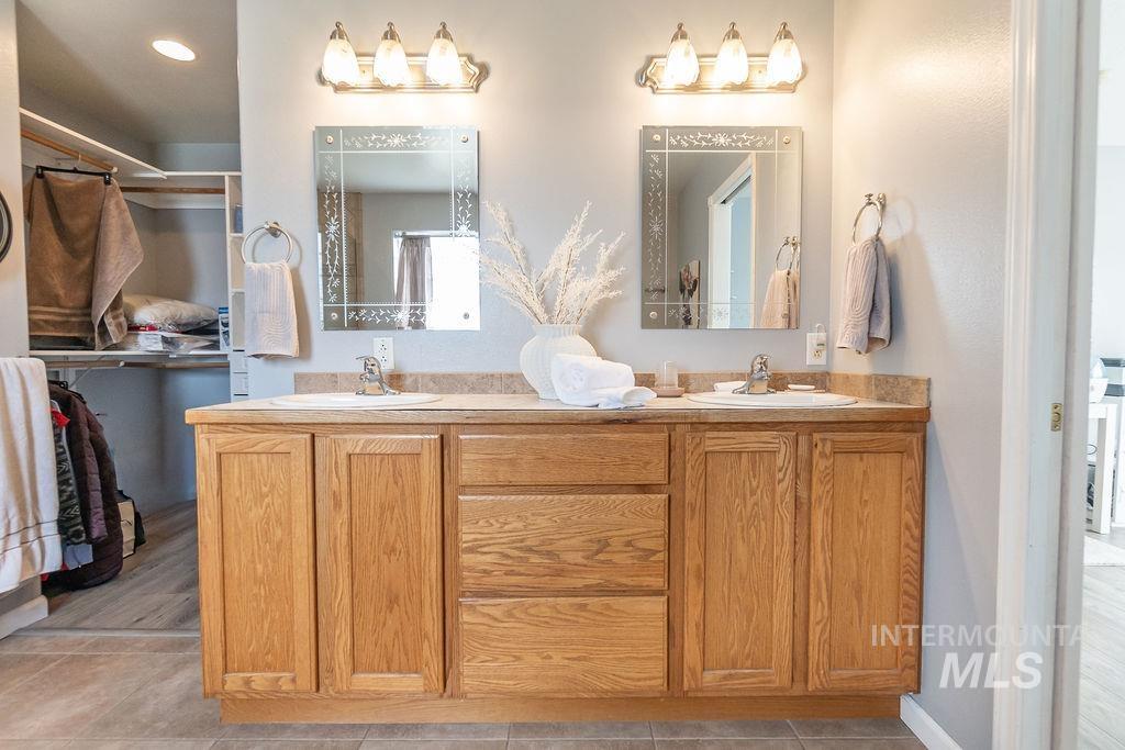 803 S Boise, Glenns Ferry, Idaho 83623, 4 Bedrooms, 3 Bathrooms, Residential For Sale, Price $685,000, 98977932