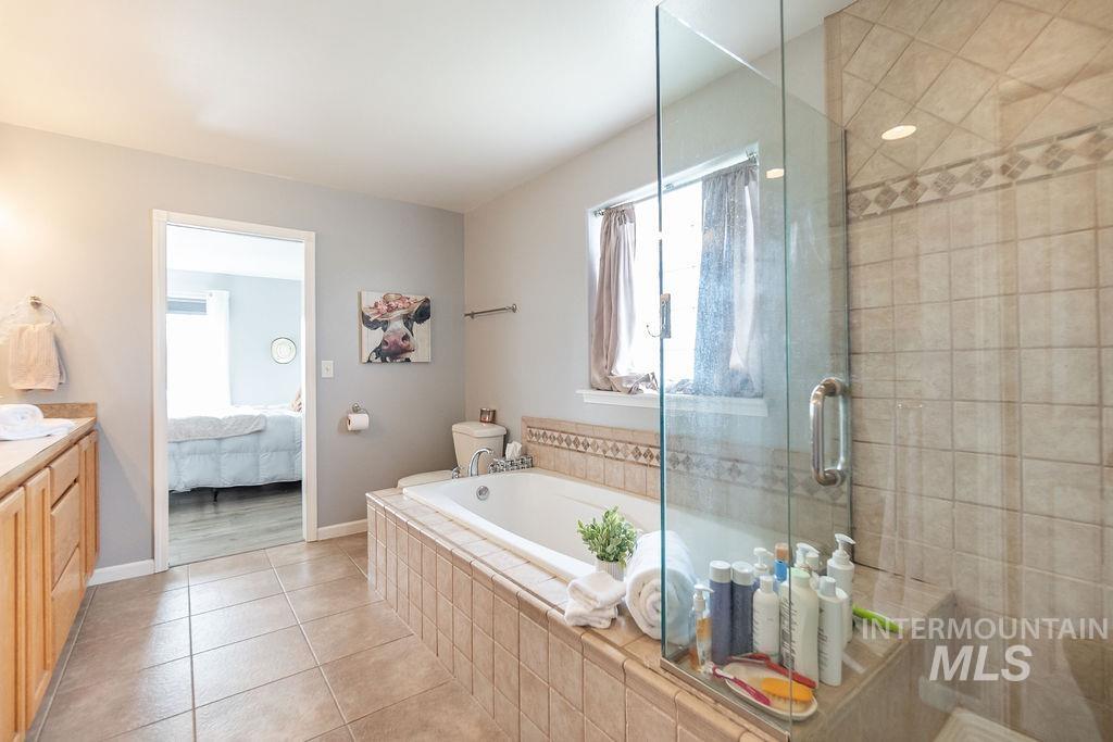 803 S Boise, Glenns Ferry, Idaho 83623, 4 Bedrooms, 3 Bathrooms, Residential For Sale, Price $685,000,MLS 98977932