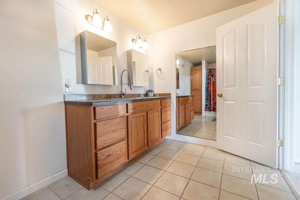 803 S Boise, Glenns Ferry, Idaho 83623, 4 Bedrooms, 3 Bathrooms, Residential For Sale, Price $685,000, 98977932