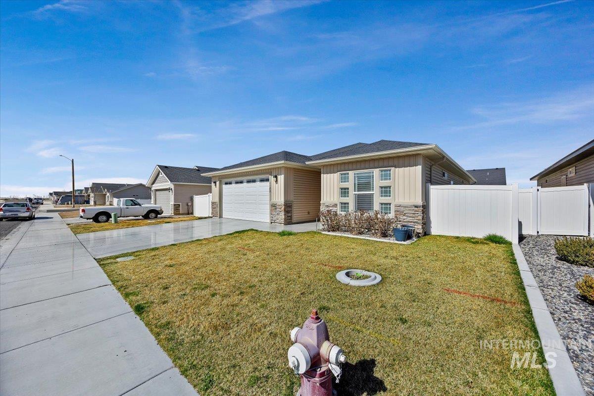 1182 Sunnybrook Ave., Twin Falls, Idaho 83301, 3 Bedrooms, 2 Bathrooms, Residential For Sale, Price $417,900, 98977936