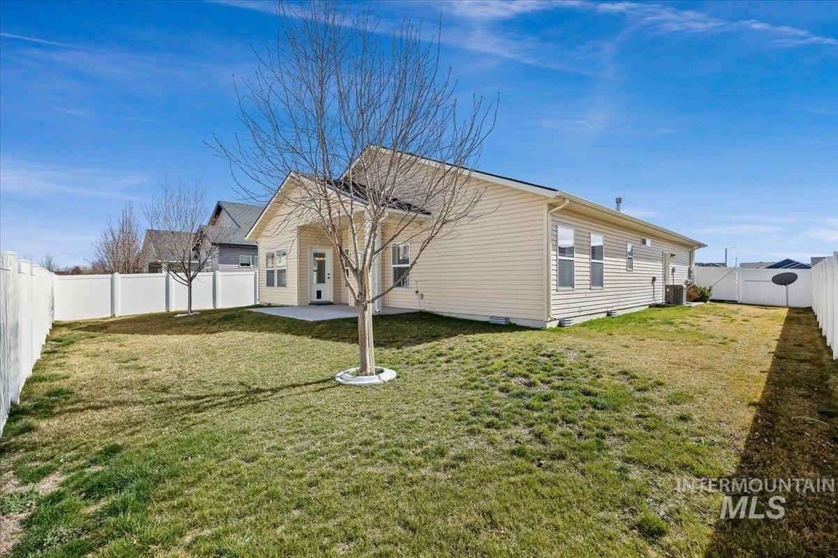 1182 Sunnybrook Ave., Twin Falls, Idaho 83301, 3 Bedrooms, 2 Bathrooms, Residential For Sale, Price $417,900, 98977936