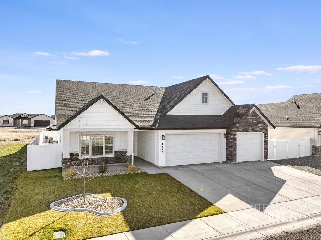 1229 Crestview Drive, Twin Falls, Idaho 83301, 4 Bedrooms, 2 Bathrooms, Residential For Sale, Price $465,000, 98977944