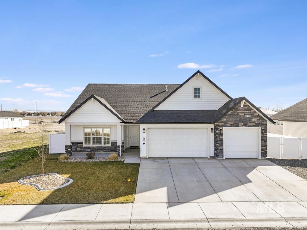 1229 Crestview Drive, Twin Falls, Idaho 83301, 4 Bedrooms, 2 Bathrooms, Residential For Sale, Price $465,000, 98977944