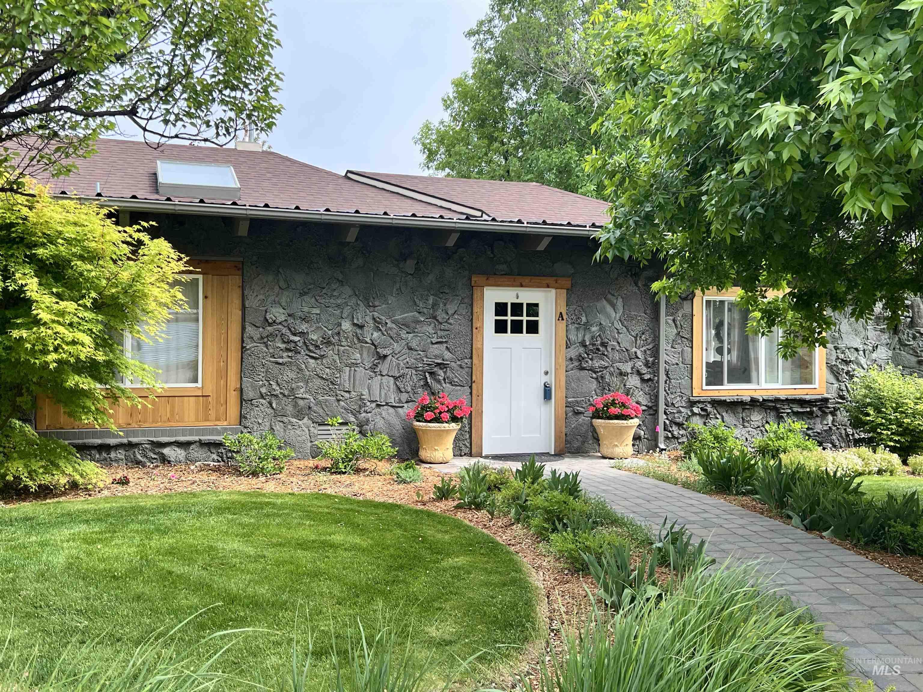 564 S South Blue Lakes Blvd, Twin Falls, Idaho 83301, 9 Bedrooms, 5 Bathrooms, Residential For Sale, Price $799,999,MLS 98977945