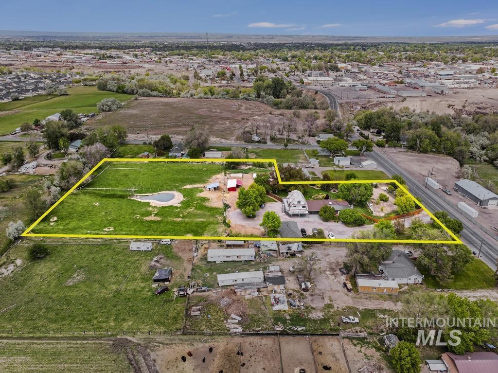 564 S Blue Lakes Blvd, Twin Falls, Idaho 83301, 9 Bedrooms, 5 Bathrooms, Residential For Sale, Price $847,000, 98977945