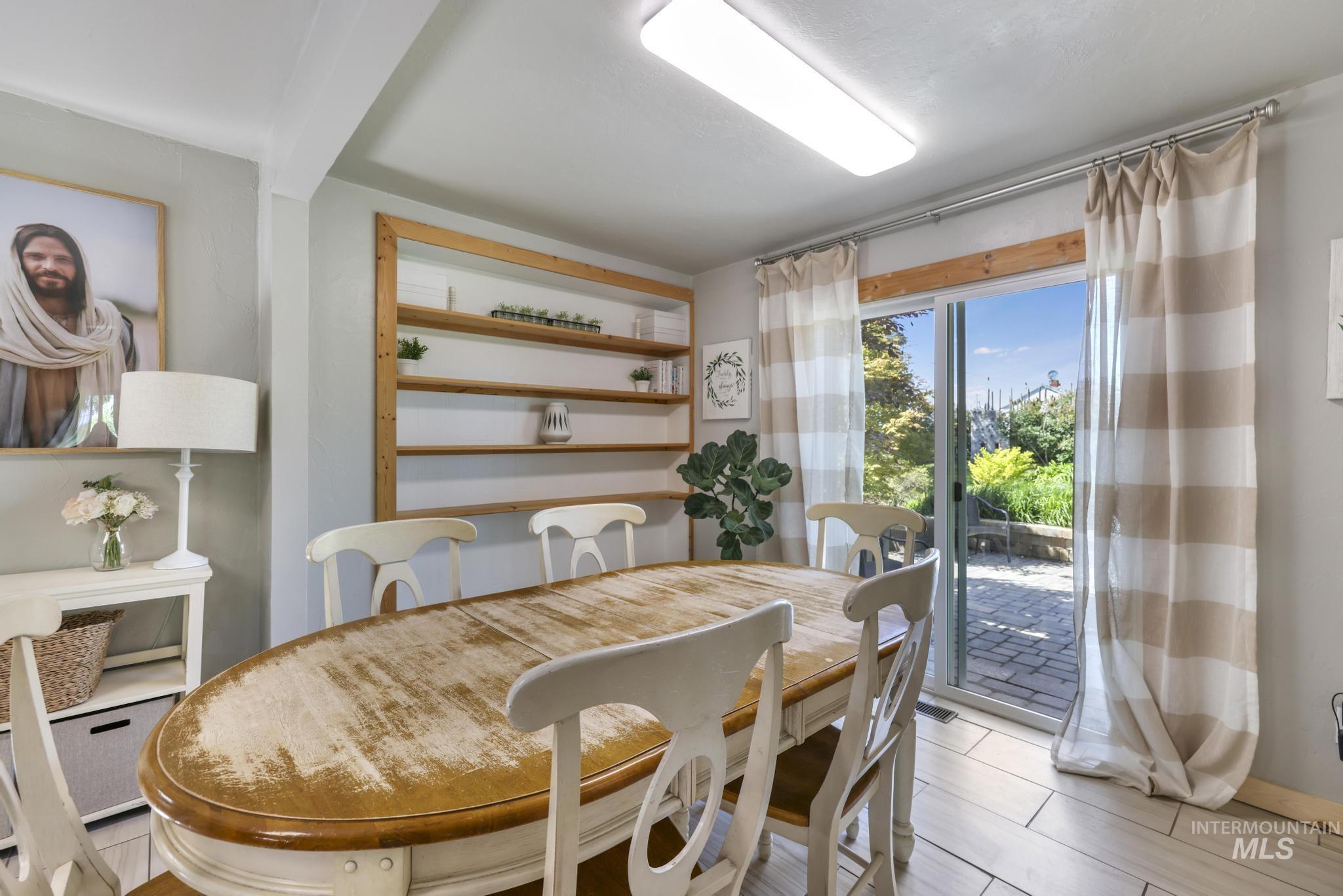 564 S Blue Lakes Blvd, Twin Falls, Idaho 83301, 9 Bedrooms, 5 Bathrooms, Residential For Sale, Price $847,000, 98977945