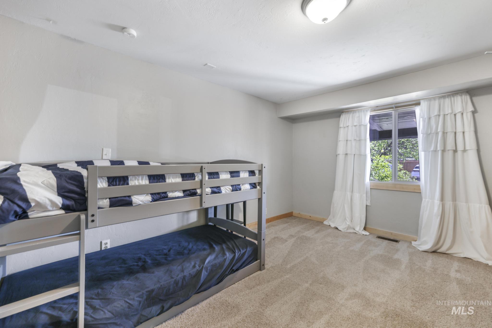 564 S Blue Lakes Blvd, Twin Falls, Idaho 83301, 9 Bedrooms, 5 Bathrooms, Residential For Sale, Price $847,000, 98977945