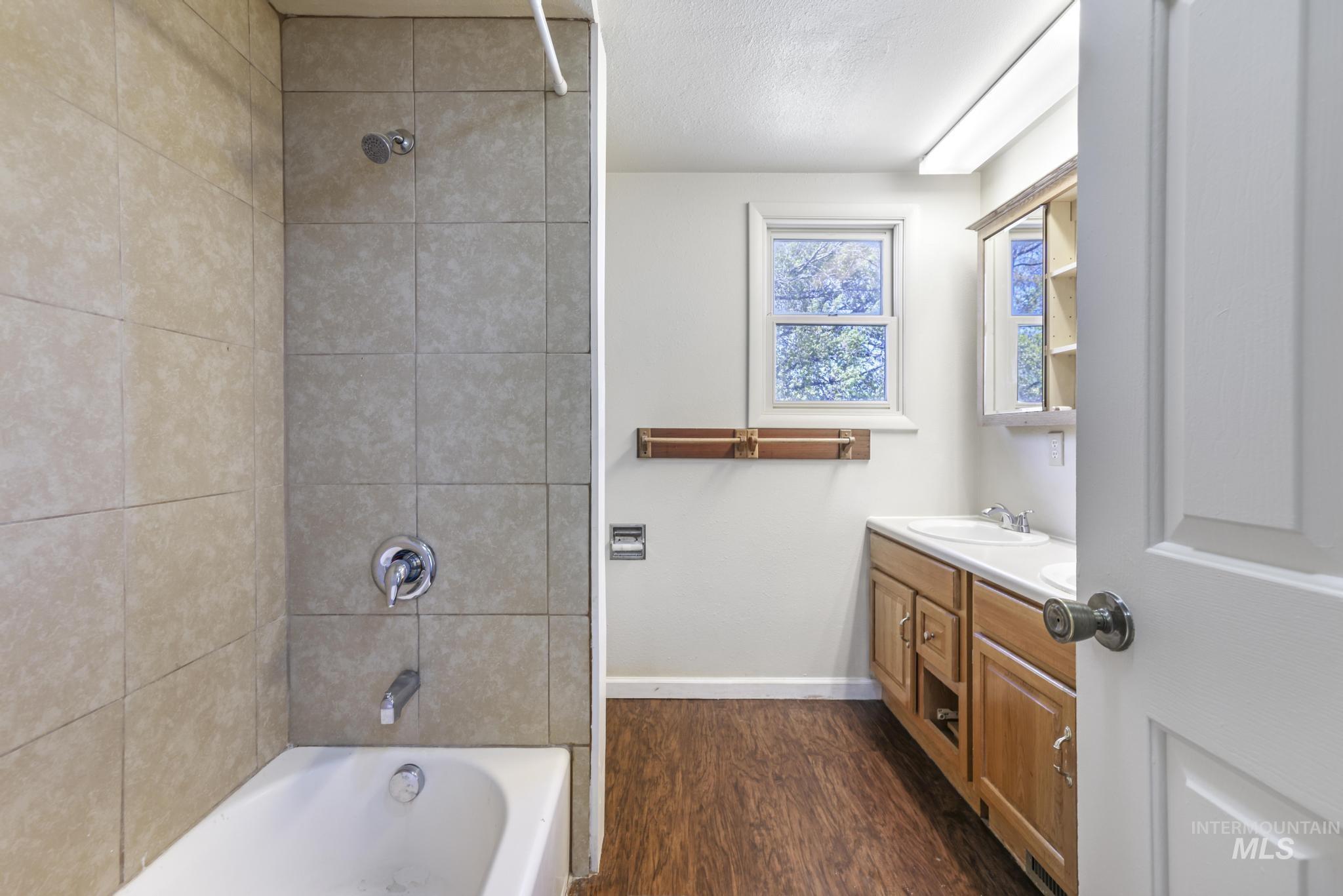 564 S South Blue Lakes Blvd, Twin Falls, Idaho 83301, 9 Bedrooms, 5 Bathrooms, Residential For Sale, Price $799,999,MLS 98977945