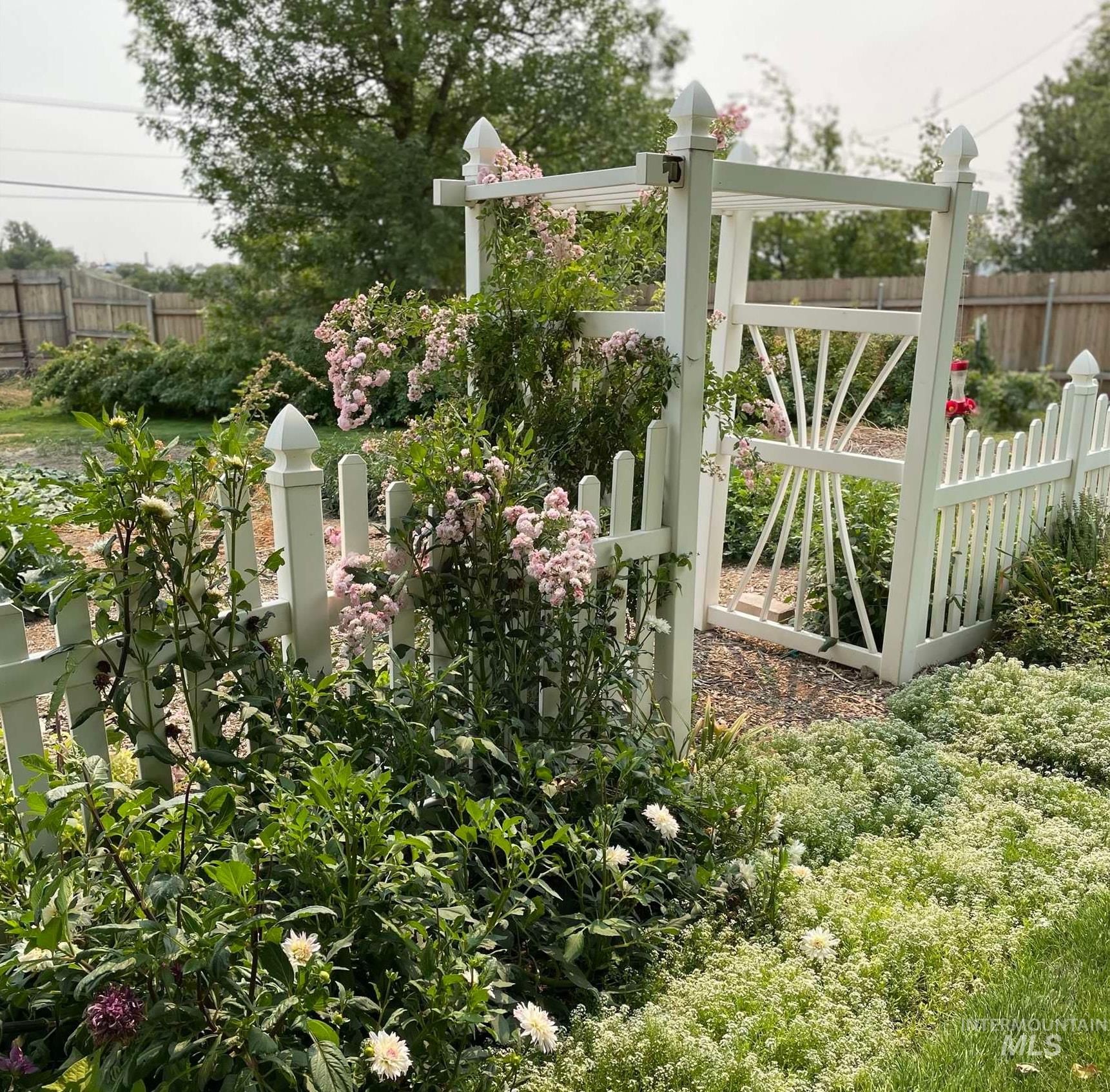 564 S Blue Lakes Blvd, Twin Falls, Idaho 83301, 9 Bedrooms, 5 Bathrooms, Residential For Sale, Price $847,000, 98977945