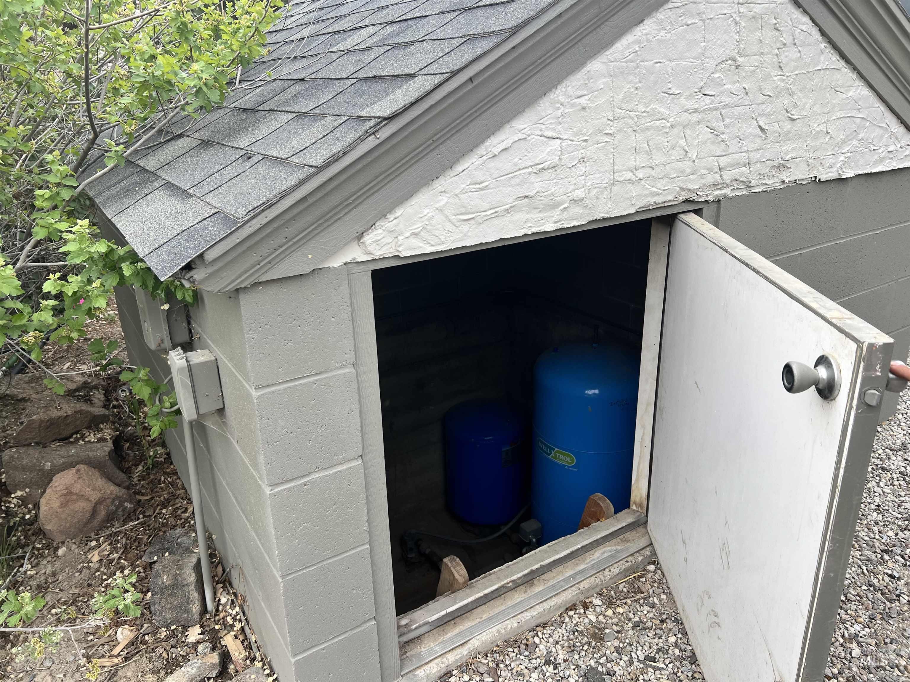 564 S South Blue Lakes Blvd, Twin Falls, Idaho 83301, 9 Bedrooms, 5 Bathrooms, Residential For Sale, Price $799,999,MLS 98977945